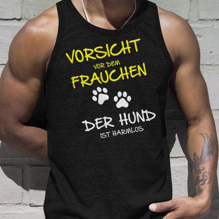 Vorsichtor Dem Frauchen Der Hund Ist Harmlos Careful Before The Tank Top Geschenke für Ihn