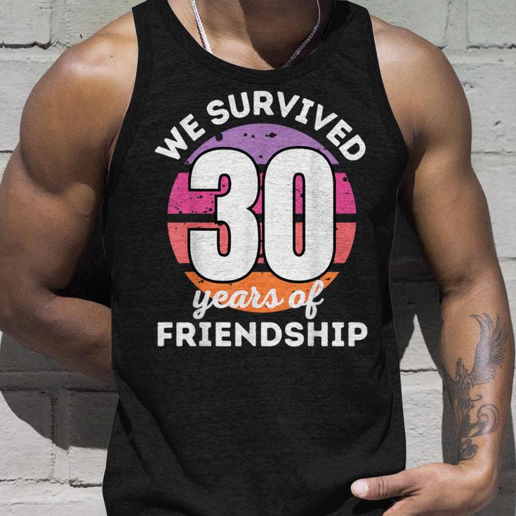 Wir Überlebben 30 Jahre Freundschaft Group Customisation Tank Top Geschenke für Ihn