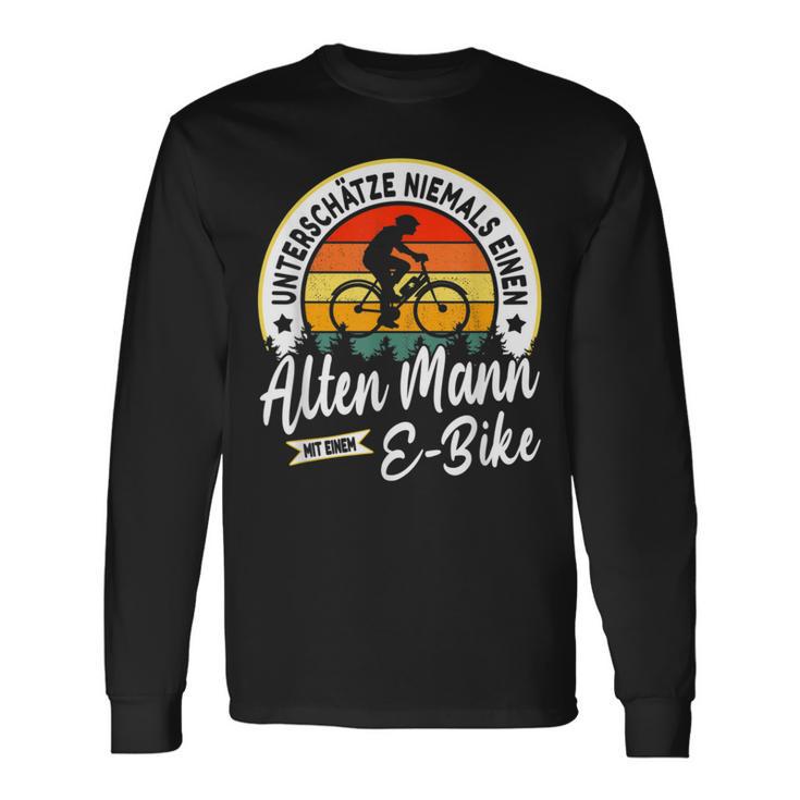 With E-Bike Underschätze Niemals Einen Old Mann Mit Einer E-Bike Langarmshirts Geschenkideen