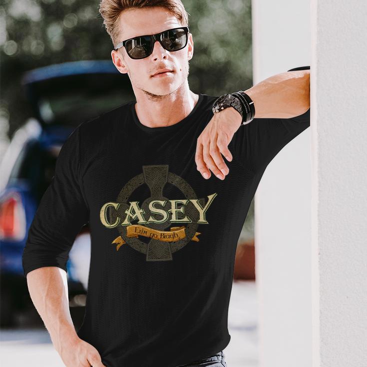 Casey Irischer Nachname Casey Irish Family Name Keltisches Kreuz Langarmshirts Geschenke für Ihn