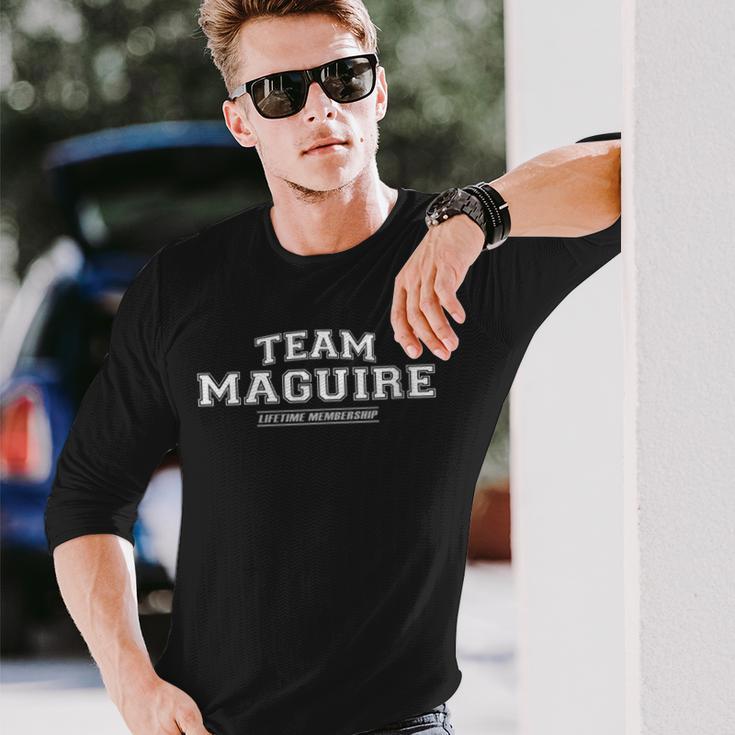 Damen Team Maguire Stolzer Familiennachname Nachname Geschenk Mit-Ausschnitt Langarmshirts Geschenke für Ihn