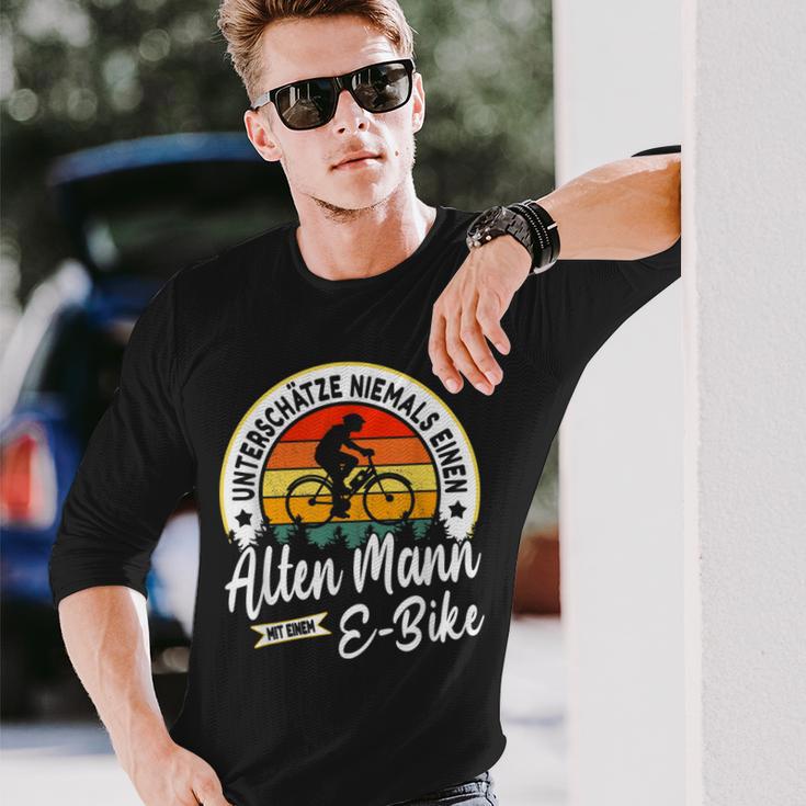 With E-Bike Underschätze Niemals Einen Old Mann Mit Einer E-Bike Langarmshirts Geschenke für Ihn