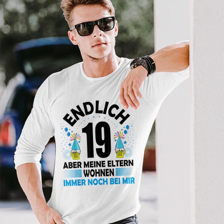 Endlich 19 Aber Meine Eltern Wohnen Noch Bei Mir Langarmshirts Geschenke für Ihn