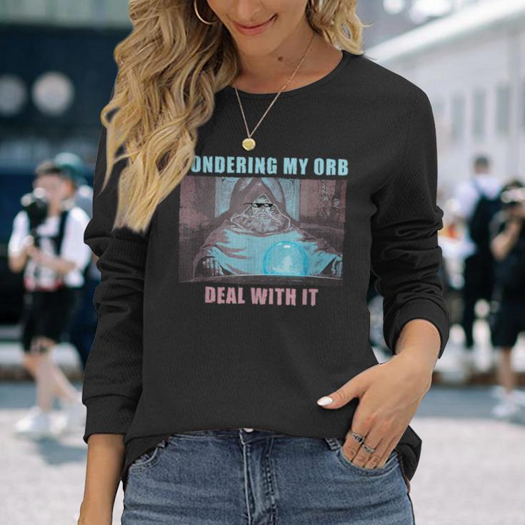 Pondering My Orb Wizard Meme Langarmshirts Geschenke für Sie