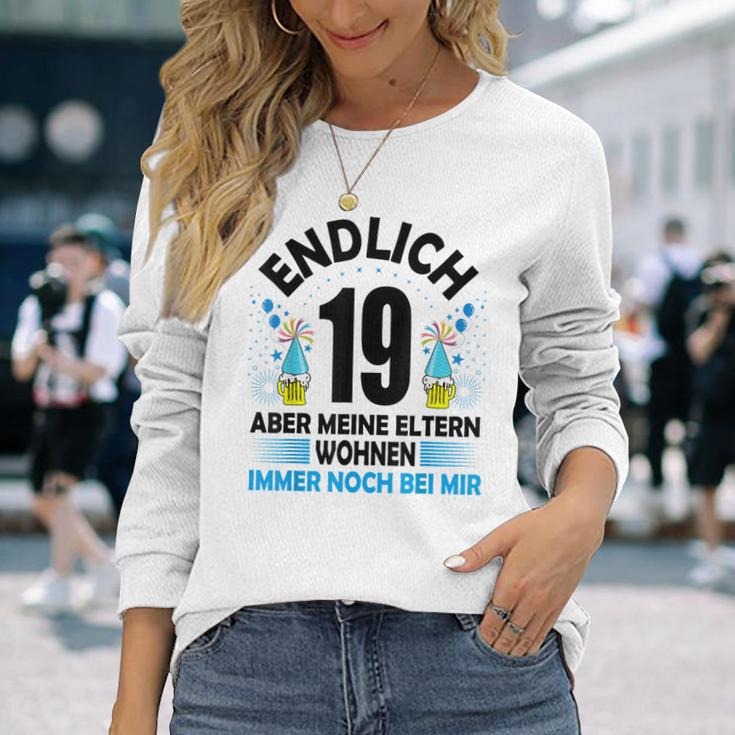 Endlich 19 Aber Meine Eltern Wohnen Noch Bei Mir Langarmshirts Geschenke für Sie