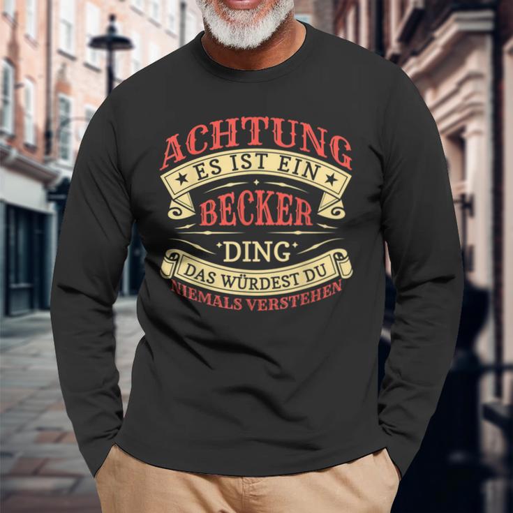 Achtung Es Ist Ein Becker Ding Last Name Plate S Langarmshirts Geschenke für alte Männer