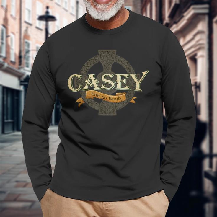 Casey Irischer Nachname Casey Irish Family Name Keltisches Kreuz Langarmshirts Geschenke für alte Männer