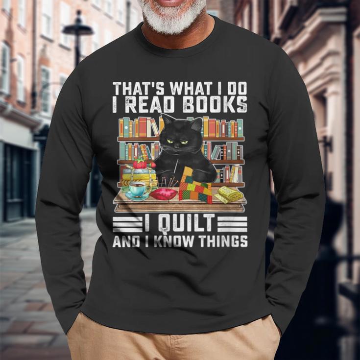 Damen Das Ist Was Ich Mache Ich Lese Bücher Die Ich Quilte Und Ich Weiß Dinge Mit-Ausschnitt Langarmshirts Geschenke für alte Männer