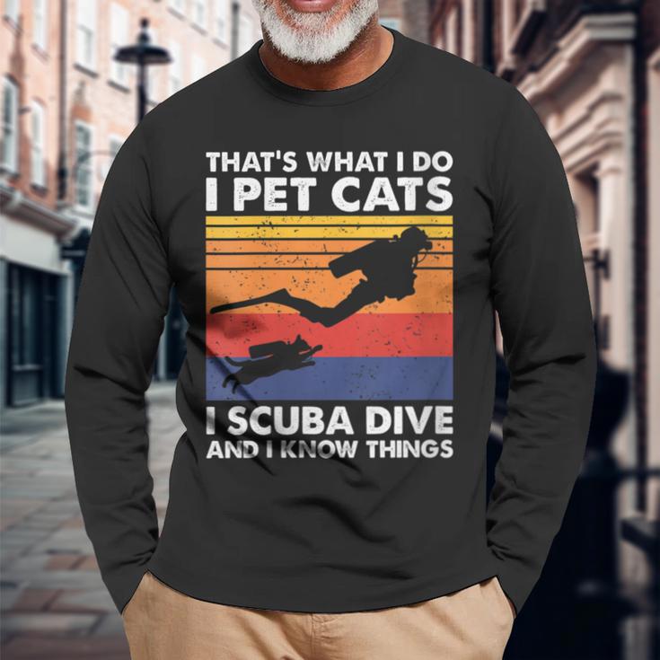 Damen Das Ist Was Ich Mache Ich Streichle Katzen I Scuba Dive & Ich Weiß Dinge Mit-Ausschnitt Langarmshirts Geschenke für alte Männer