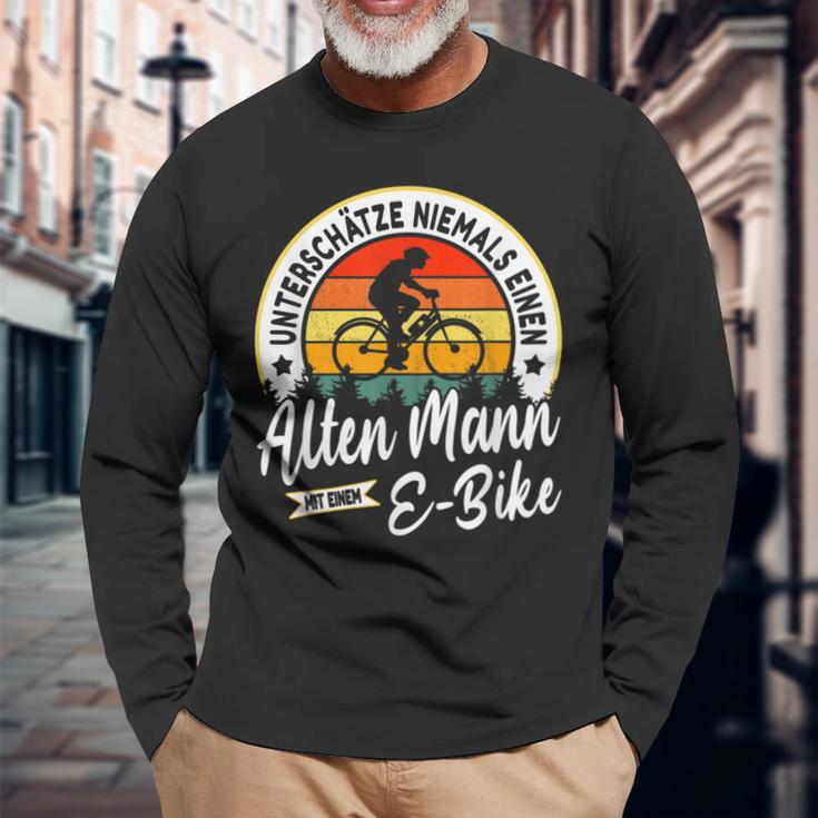 With E-Bike Underschätze Niemals Einen Old Mann Mit Einer E-Bike Langarmshirts Geschenke für alte Männer