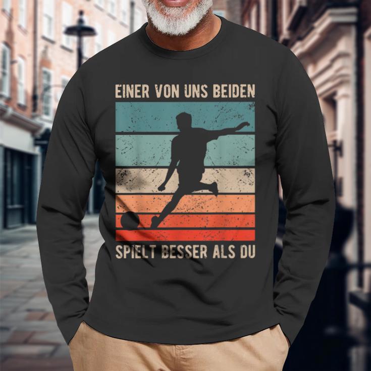 One Of Us Both Plays Better Than Du Retro Footballer S Langarmshirts Geschenke für alte Männer