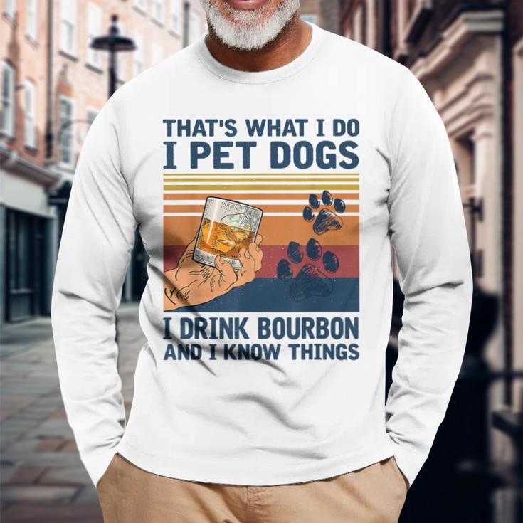 Das Ist Was Ich Mache Ich Pet Dogs Ich Trinke Bourbon Ich Weiß Dinge Langarmshirts Geschenke für alte Männer