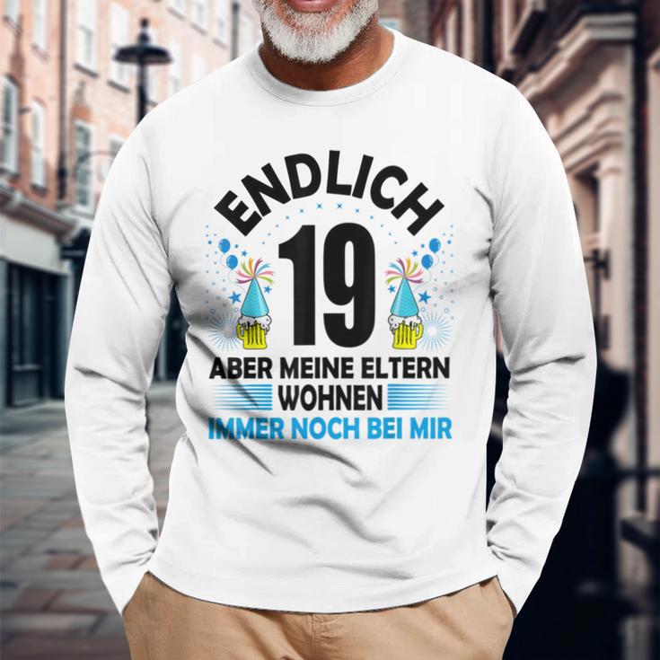 Endlich 19 Aber Meine Eltern Wohnen Noch Bei Mir Langarmshirts Geschenke für alte Männer