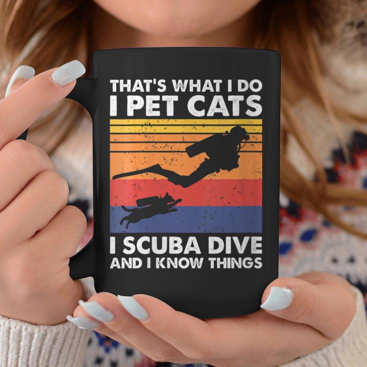 Damen Das Ist Was Ich Mache Ich Streichle Katzen I Scuba Dive & Ich Weiß Dinge Mit-Ausschnitt Tassen Lustige Geschenke