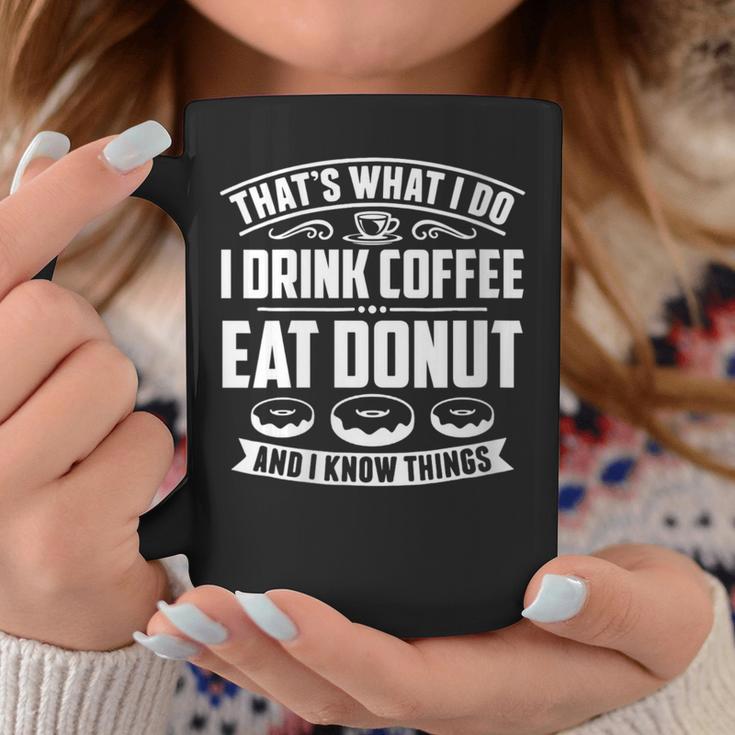 Damen Das Ist Was Ich Trinke Kaffee Esse Donuts Und Weiß Dinge Mit-Ausschnitt Tassen Lustige Geschenke