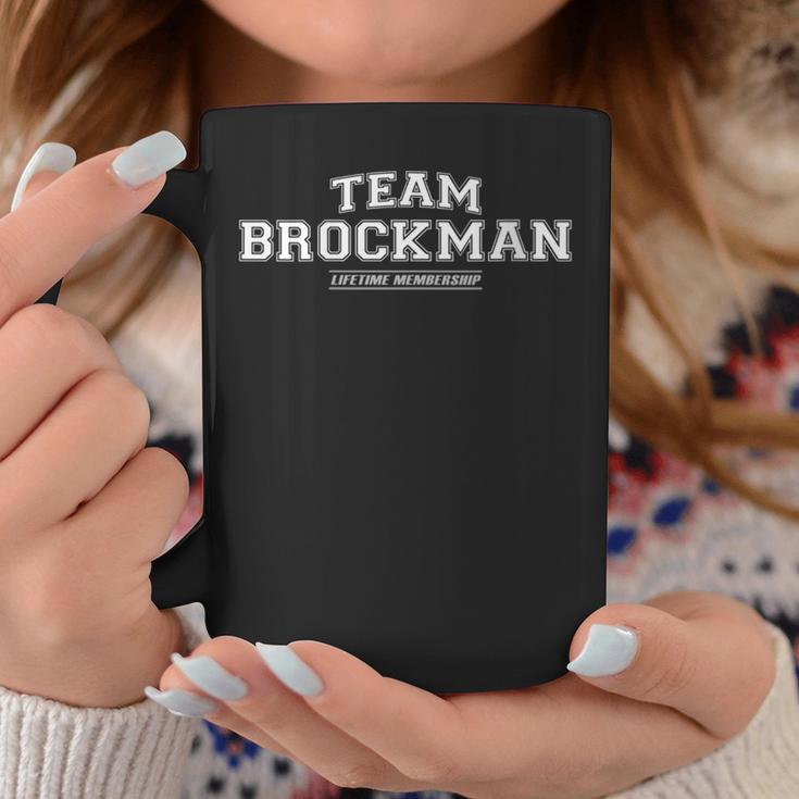 Damen Team Brockman Stolzer Familiennachname Nachname Geschenk Mit-Ausschnitt Tassen Lustige Geschenke