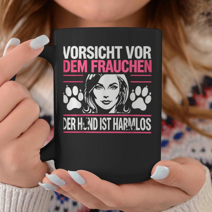 Women'sorsichtor Dem Frauchen Der Hund Ist Harmlos Tassen Lustige Geschenke