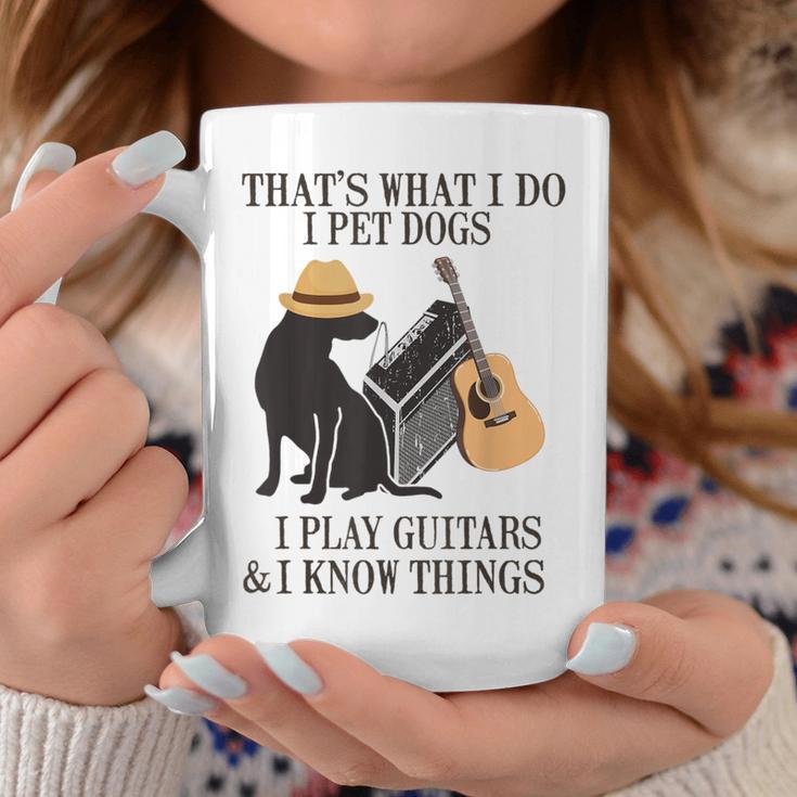 Das Ist Was Ich Mache Ich Pet Dogs Ich Spiel Guitarren Und Ich Weiß Things Tassen Lustige Geschenke