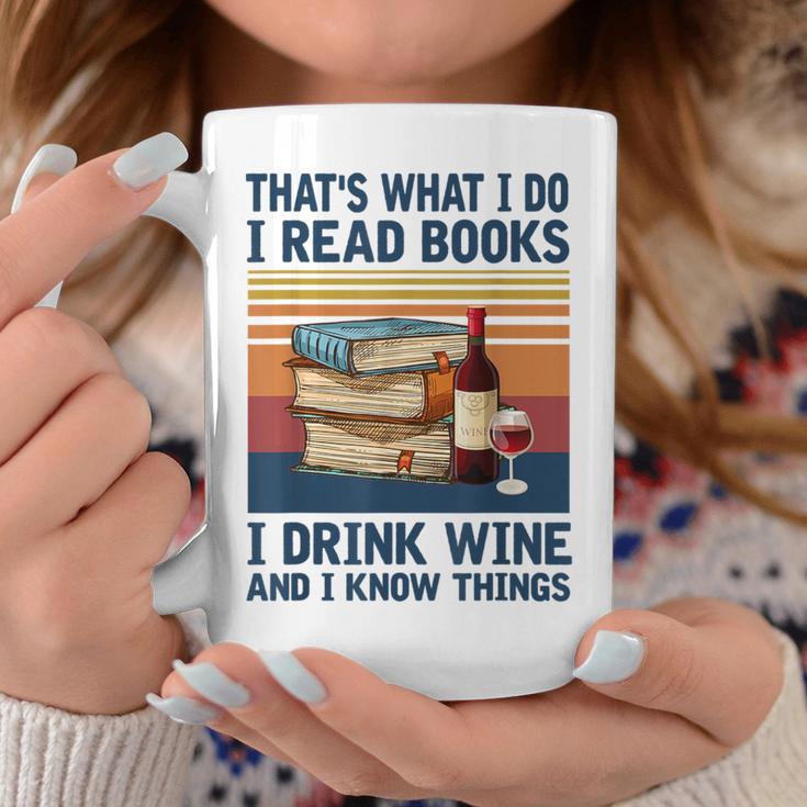 Das Ist Was Ich Tue Ich Lese Bücher Ich Trinke Wein Und Ich Weiß Dinge Gray Tassen Lustige Geschenke