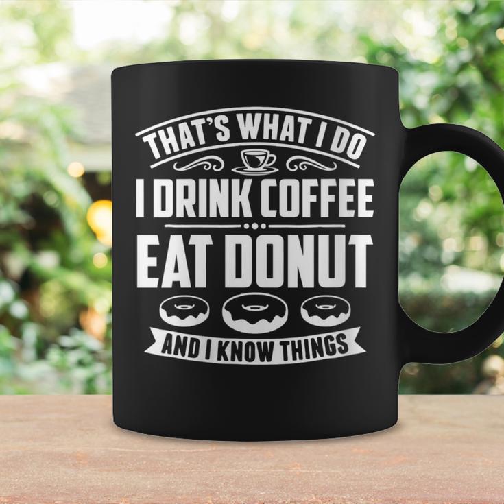 Damen Das Ist Was Ich Trinke Kaffee Esse Donuts Und Weiß Dinge Mit-Ausschnitt Tassen Geschenkideen