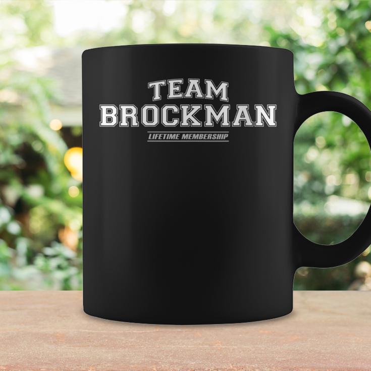 Damen Team Brockman Stolzer Familiennachname Nachname Geschenk Mit-Ausschnitt Tassen Geschenkideen