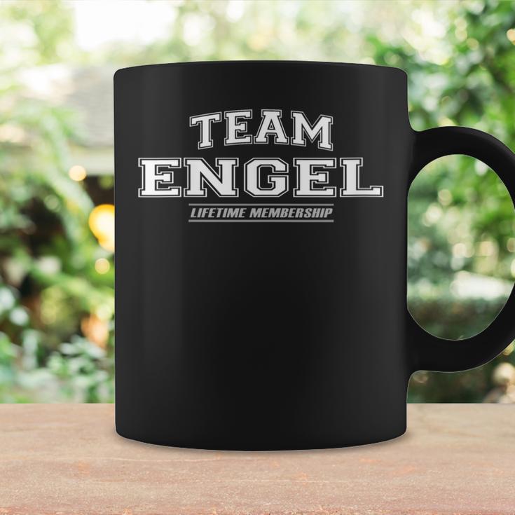 Damen Team Engel Stolzer Familiennachname Nachname Geschenk Mit-Ausschnitt Tassen Geschenkideen