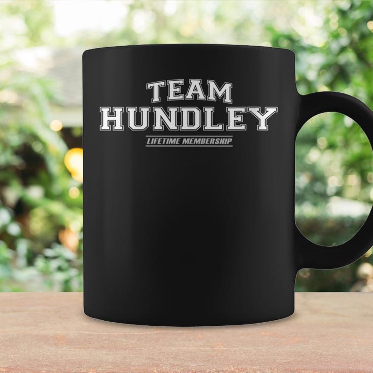 Damen Team Hundley Stolzer Familienname Nachname Geschenk Mit-Ausschnitt Tassen Geschenkideen