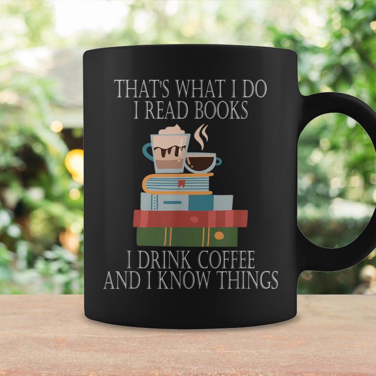 Das Ist Was Ich Mache Ich Lese Bücher Ich Trinke Kaffee Und Ich Weiß Dinge Tassen Geschenkideen