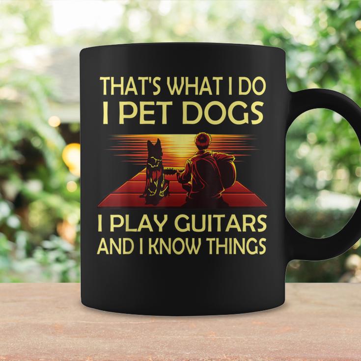 Das Ist Was Ich Mache Ich Pet Dogs Ich Spielen Gitarren Und Ich Weiß Dinge Tassen Geschenkideen