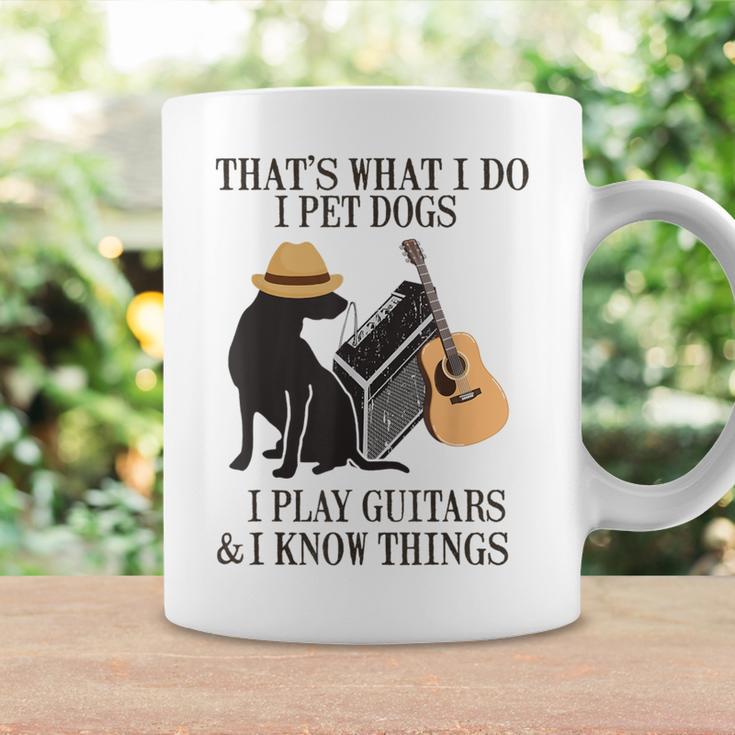 Das Ist Was Ich Mache Ich Pet Dogs Ich Spiel Guitarren Und Ich Weiß Things Tassen Geschenkideen