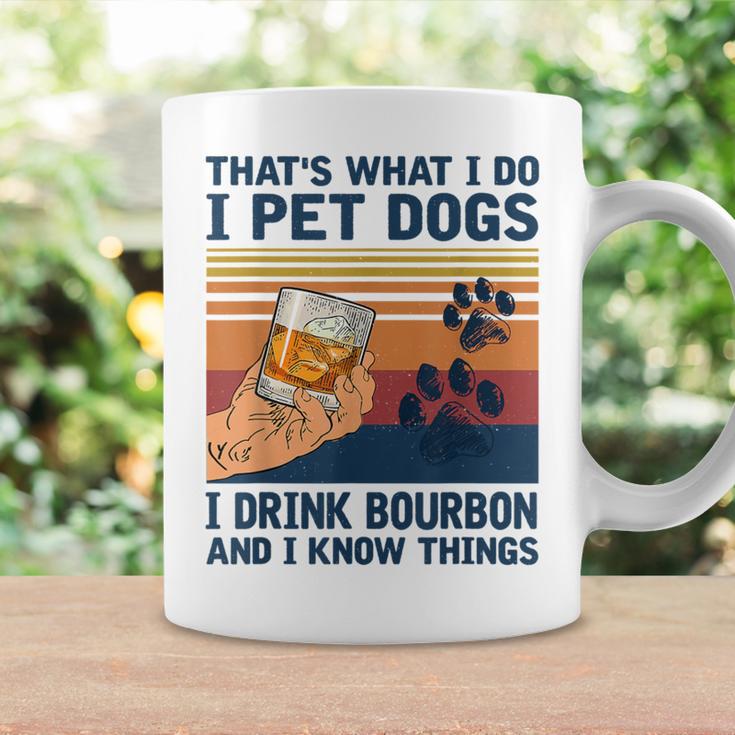 Das Ist Was Ich Mache Ich Pet Dogs Ich Trinke Bourbon Ich Weiß Dinge Tassen Geschenkideen