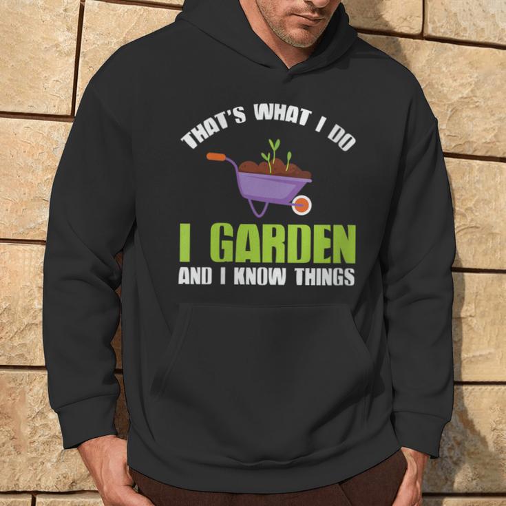 Damen Das Ist Was Ich Im Garten Mache Und Ich Weiß Dinge Mit-Ausschnitt Kapuzenpullover Lebensstil