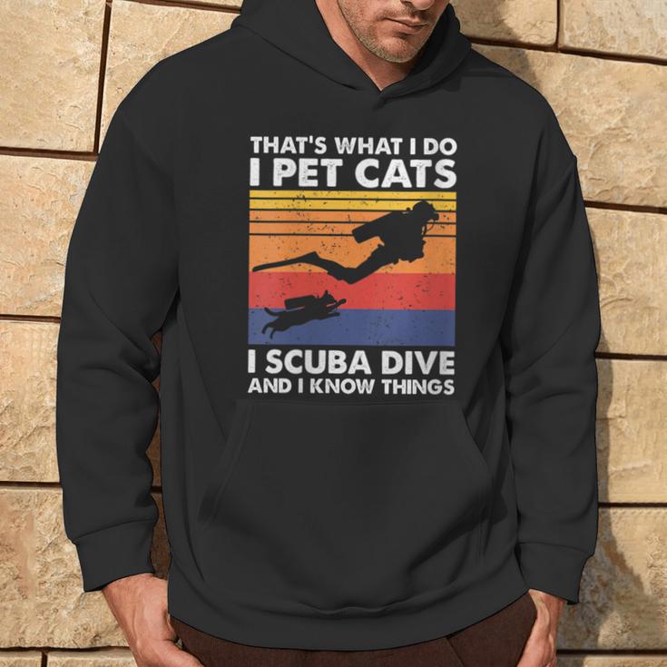 Damen Das Ist Was Ich Mache Ich Streichle Katzen I Scuba Dive & Ich Weiß Dinge Mit-Ausschnitt Kapuzenpullover Lebensstil