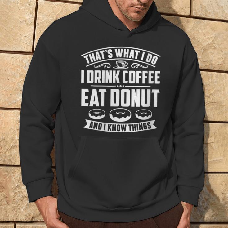 Damen Das Ist Was Ich Trinke Kaffee Esse Donuts Und Weiß Dinge Mit-Ausschnitt Kapuzenpullover Lebensstil