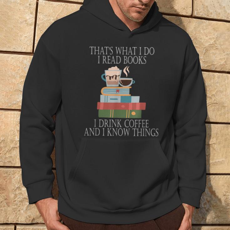 Das Ist Was Ich Mache Ich Lese Bücher Ich Trinke Kaffee Und Ich Weiß Dinge Kapuzenpullover Lebensstil