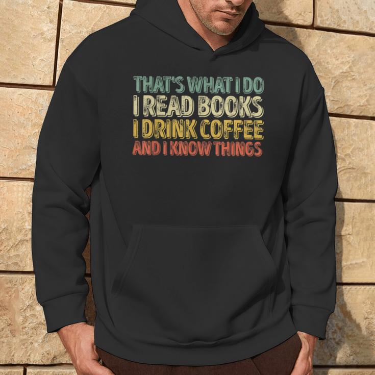 Das Ist Was Ich Mache Ich Lese Büches Ich Trinke Kaffee Ich Weiß Dinge S Kapuzenpullover Lebensstil