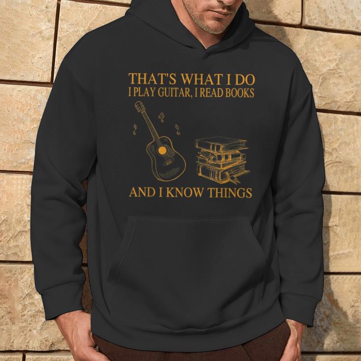 Das Ist Was Ich Mache Ich Spiele Gitarre Ich Lese Bücher Ich Weiß Dinge Kapuzenpullover Lebensstil