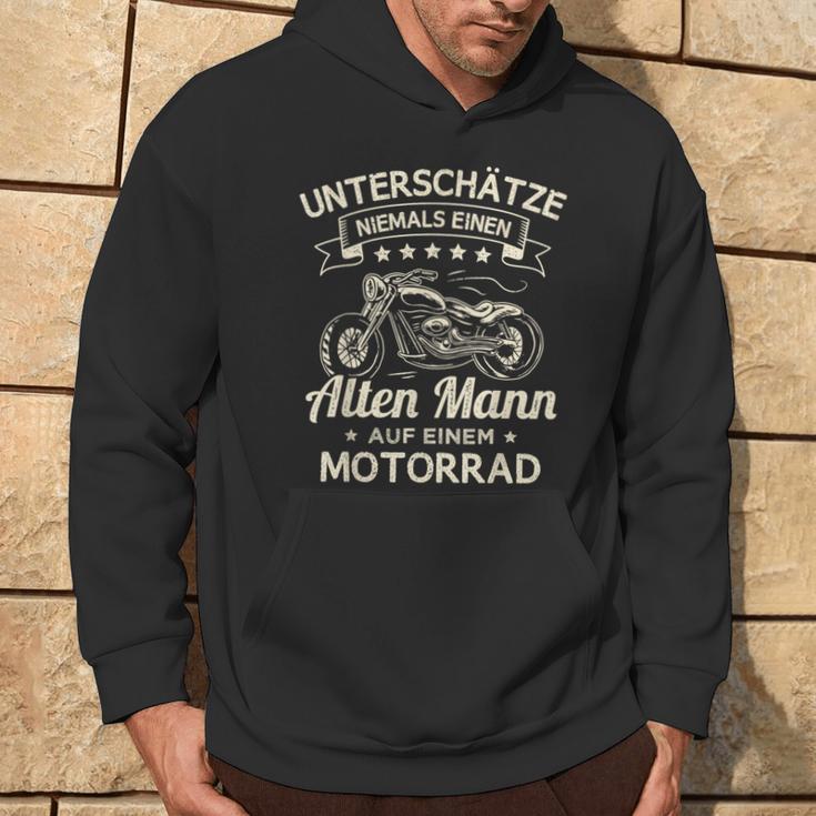 Unterschätze Niemals Einen Old Mann Auf Einem Motorrad Kapuzenpullover Lebensstil