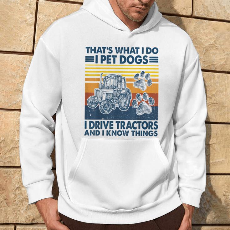 Das Ist Das Was Ich Mache Ich Hunde Haustiere Ich Fahrre Tractors Ich Weiß Dinge Kapuzenpullover Lebensstil