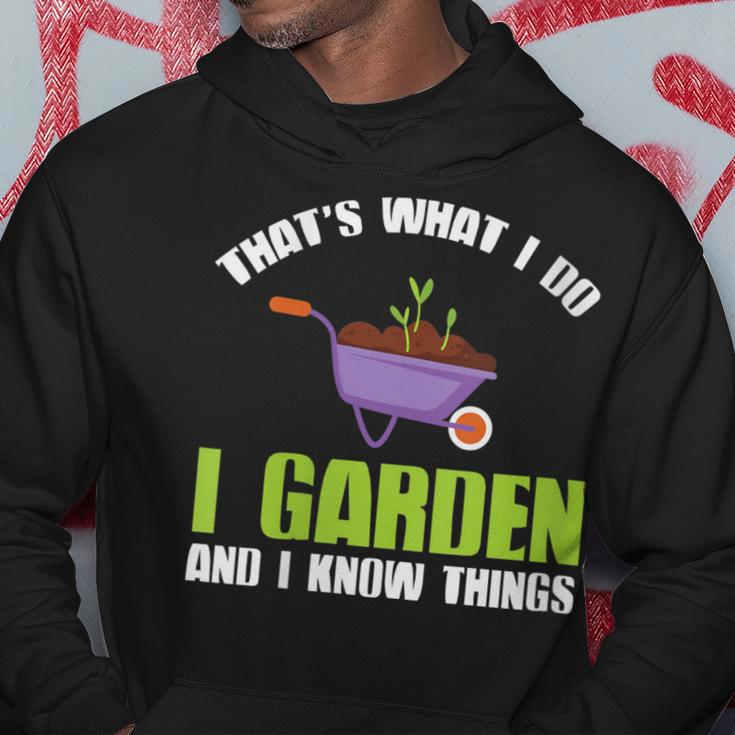 Damen Das Ist Was Ich Im Garten Mache Und Ich Weiß Dinge Mit-Ausschnitt Kapuzenpullover Lustige Geschenke