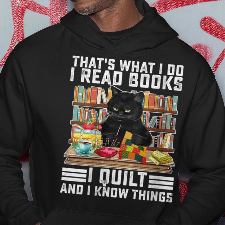 Damen Das Ist Was Ich Mache Ich Lese Bücher Die Ich Quilte Und Ich Weiß Dinge Mit-Ausschnitt Kapuzenpullover Lustige Geschenke