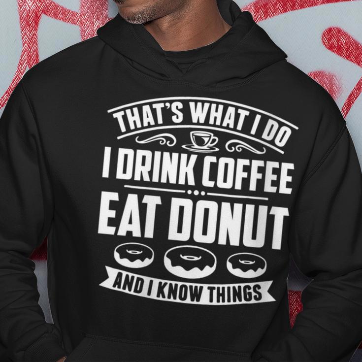 Damen Das Ist Was Ich Trinke Kaffee Esse Donuts Und Weiß Dinge Mit-Ausschnitt Kapuzenpullover Lustige Geschenke