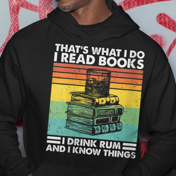 Damen Das Ist Was Ich Tue Ich Lese Buch Ich Trinke Rum & Ich Weiß Dinge Mit-Ausschnitt Kapuzenpullover Lustige Geschenke