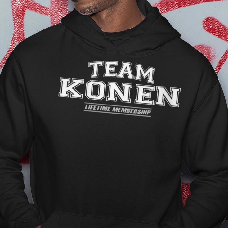 Damen Team Konen Stolzer Familienname Nachname Geschenk Mit-Ausschnitt Kapuzenpullover Lustige Geschenke