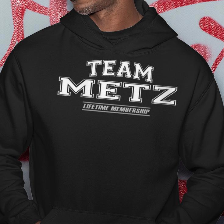 Damen Team Metz Stolzer Familiennachname Nachname Geschenk Mit-Ausschnitt Kapuzenpullover Lustige Geschenke