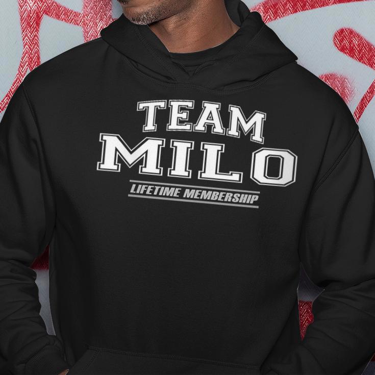 Damen Team Milo Stolzer Familienname Nachname Geschenk Mit-Ausschnitt Kapuzenpullover Lustige Geschenke