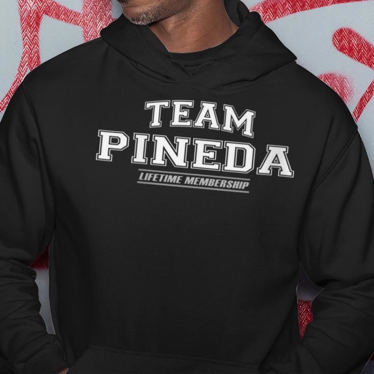 Damen Team Pineda Stolzer Familiennachname Nachname Geschenk Mit-Ausschnitt Kapuzenpullover Lustige Geschenke