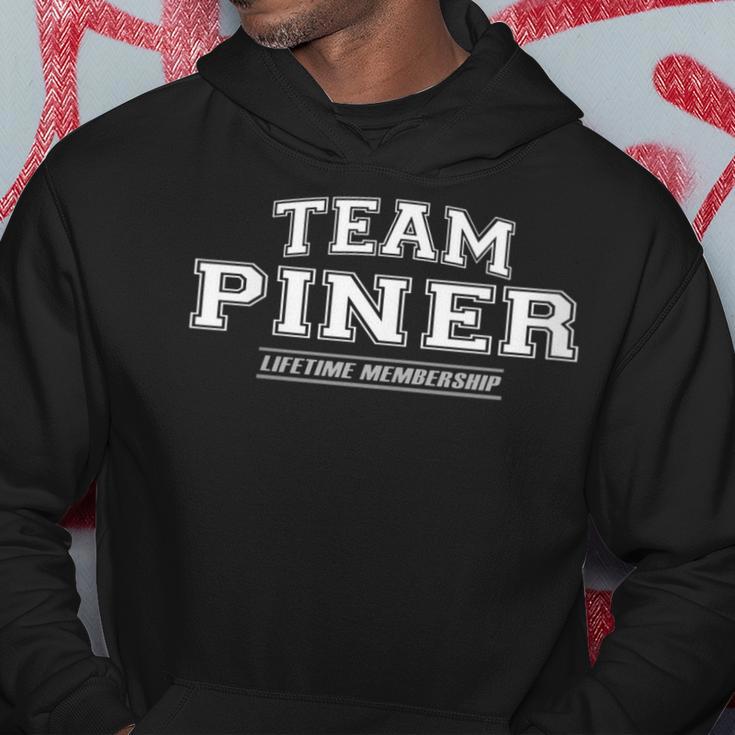 Damen Team Piner Stolzer Familiennachname Nachname Geschenk Mit-Ausschnitt Kapuzenpullover Lustige Geschenke