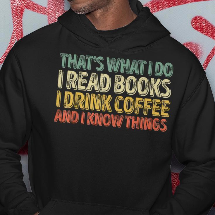 Das Ist Was Ich Mache Ich Lese Büches Ich Trinke Kaffee Ich Weiß Dinge S Kapuzenpullover Lustige Geschenke