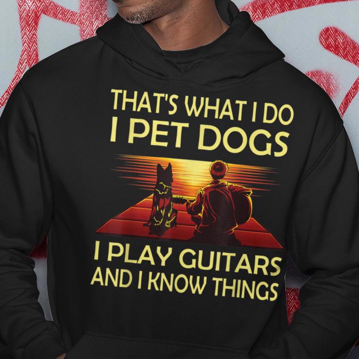 Das Ist Was Ich Mache Ich Pet Dogs Ich Spielen Gitarren Und Ich Weiß Dinge Kapuzenpullover Lustige Geschenke